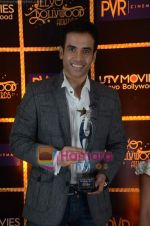 Tusshar Kapoor wins Best Actor in a comic role at the 1st Jeeyo Bollywood Awards on 10th May 2011 (23).JPG